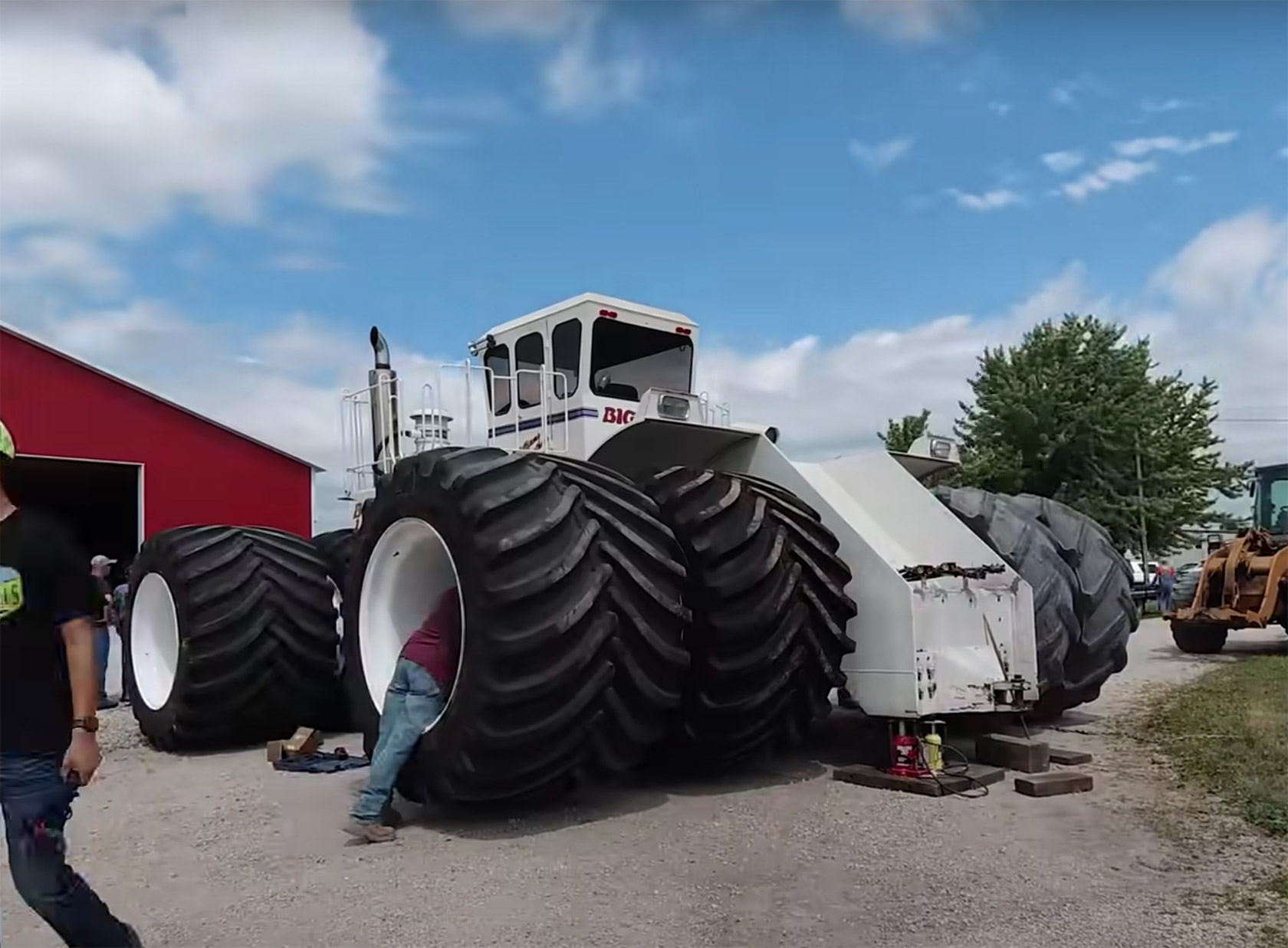 big-bud-16v-747-worlds-largest-tractor-1.jpg